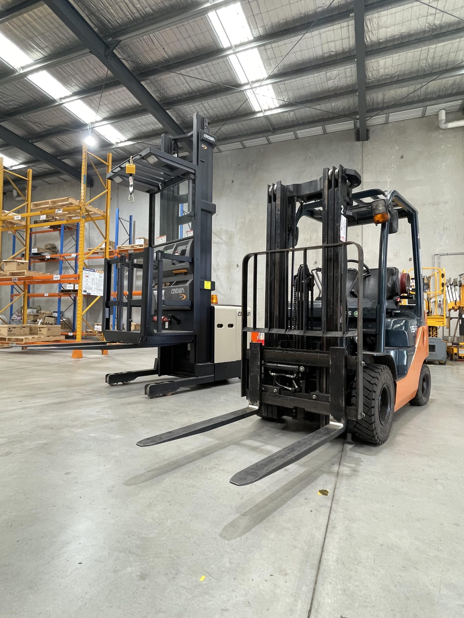 What is the Difference Between an Order Picker and a Reach Truck?